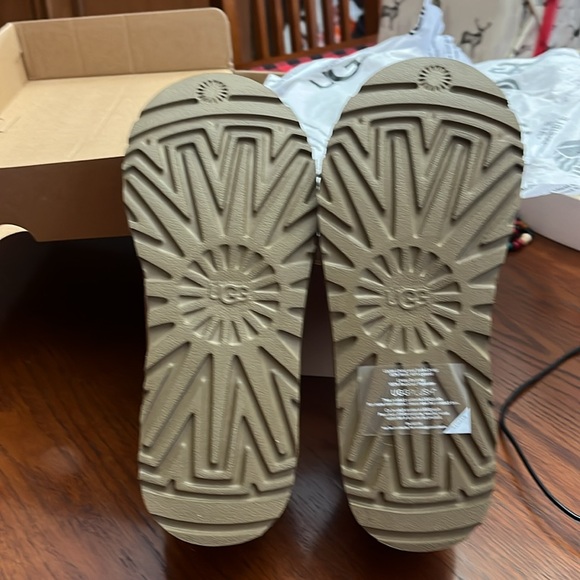 NWT UGG size 7 Tasman 
Chestnut color. Never worn. - Picture 3 of 4